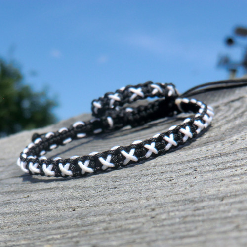 Náramek * macramé * Bílý kříž v černé — foto 2
