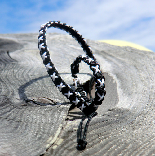 Náramek * macramé * Bílý kříž v černé — foto 3
