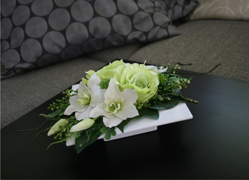Ikebana s růžemi a euchariusy do zelena — foto 3
