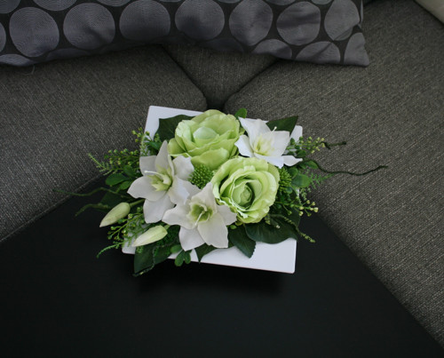 Ikebana s růžemi a euchariusy do zelena — foto 2