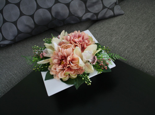 Ikebana s chryzantémami a orchidejemi — foto 3
