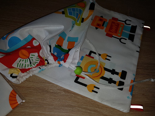 Pytlík na tělocvik + Ubrousek ROBOTI — foto 2