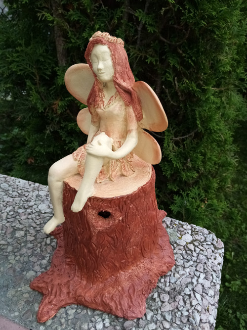 Anděl sedící na pařezu 1 — foto 2