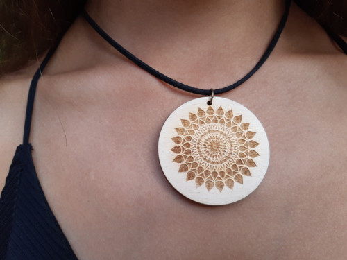 Dřevěný přívěsek "MANDALA" — foto 2