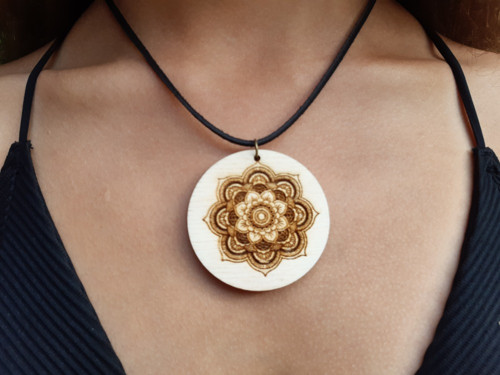 Dřevěný přívěsek "MANDALA" — foto 2