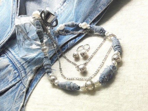 Náhrdelník JEANS S BÍLÝMI PERLIČKAMI — foto 6
