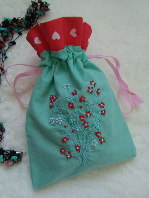Něha (ručně vyšívaný pytlík) — foto 5