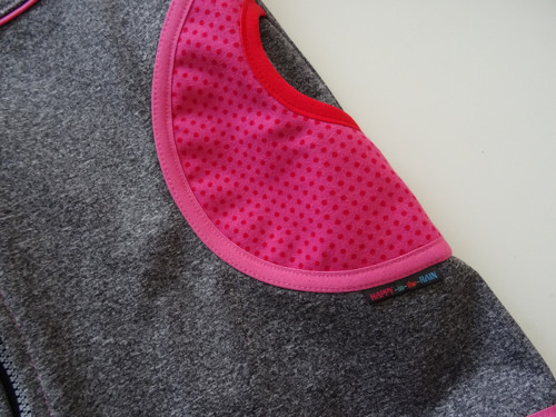 Šedý softshellový kabátek s puntíky — foto 4