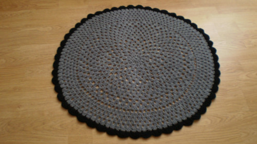 Háčkovaný šedý kobereček průměr 75 cm — foto 4