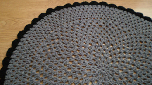 Háčkovaný šedý kobereček průměr 75 cm — foto 3