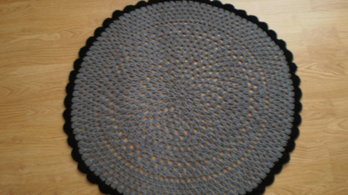 Háčkovaný šedý kobereček průměr 75 cm — foto 2