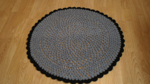 Háčkovaný šedý kobereček průměr 75 cm — foto 5