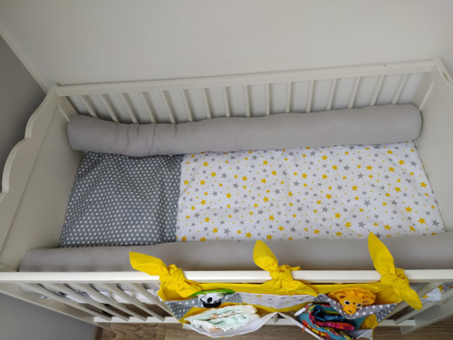 Dva mantinely ŽÍŽALY do dětské postýlky — foto 4