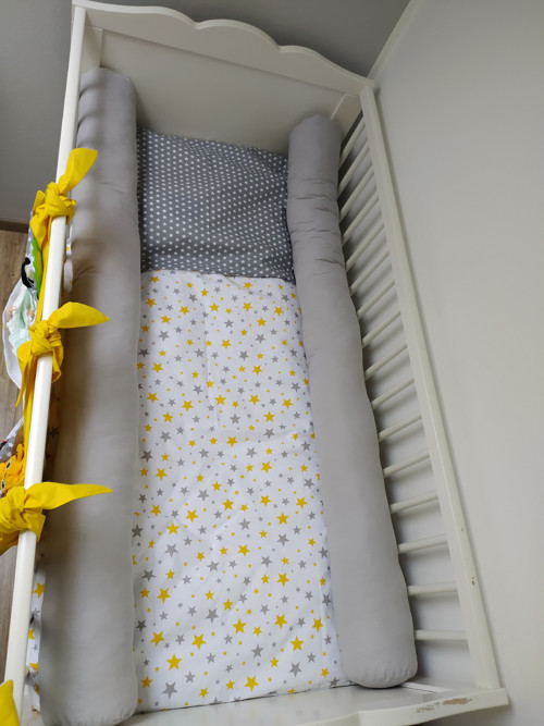 Dva mantinely ŽÍŽALY do dětské postýlky — foto 3