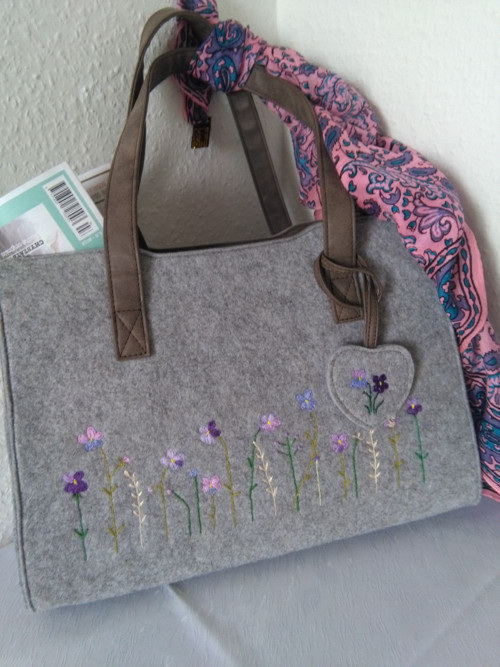 Violett (ručně vyšívaná kabelka) — foto 4