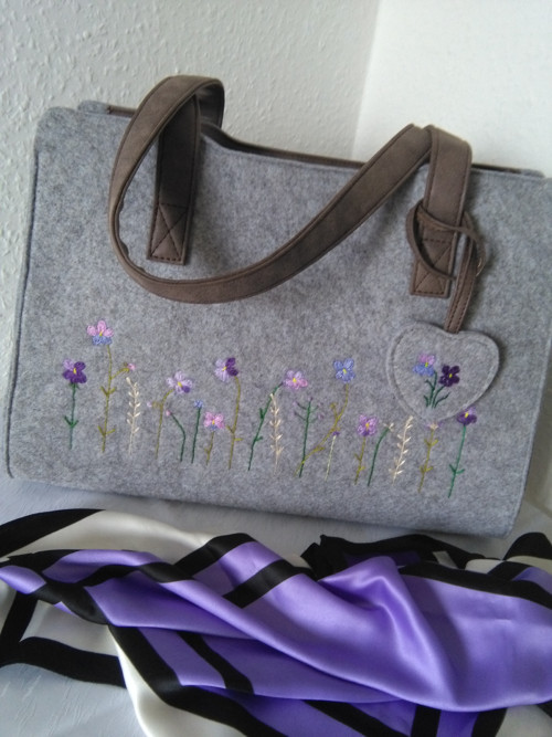 Violett (ručně vyšívaná kabelka) — foto 5