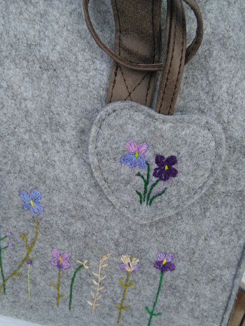 Violett (ručně vyšívaná kabelka) — foto 3