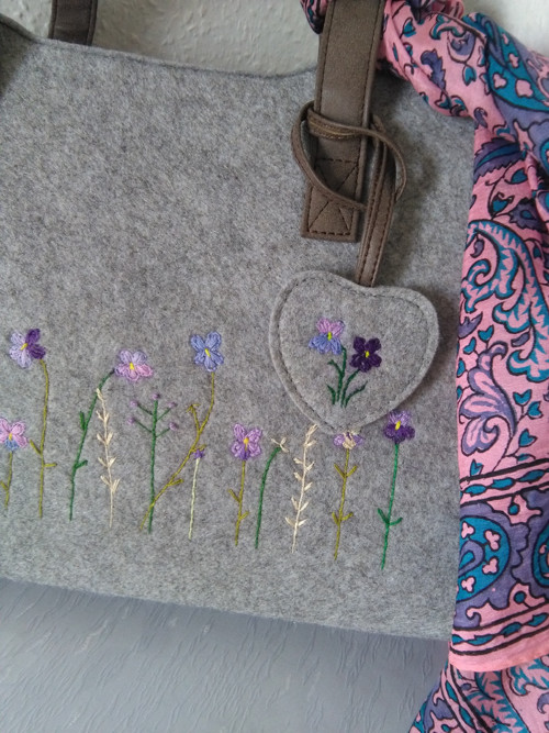 Violett (ručně vyšívaná kabelka) — foto 2