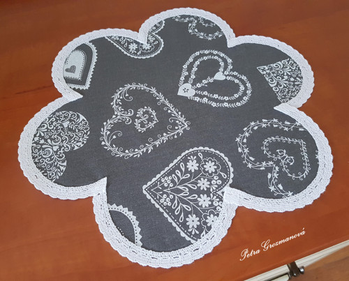 Prostírání s aplikací bílé krajky. — foto 2