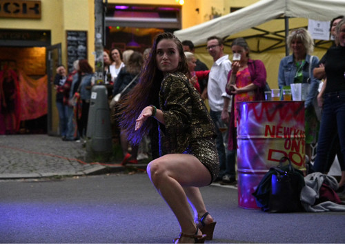 Extravagantní kabátek v brokátu — foto 6