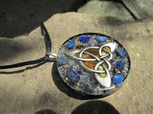 Org. šperk ,,Klidné duše" s lapis-lazuli — foto 2