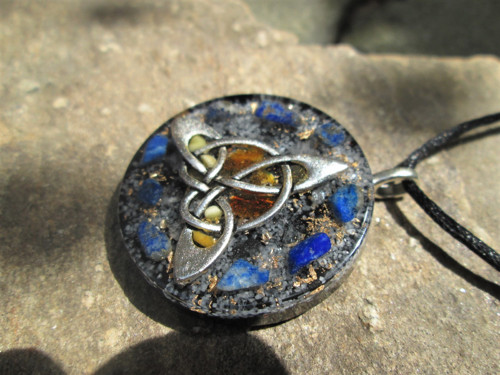 Org. šperk ,,Klidné duše" s lapis-lazuli — foto 5