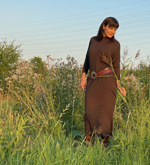 Tmavěhnědé šaty se stojáčkem — foto 6