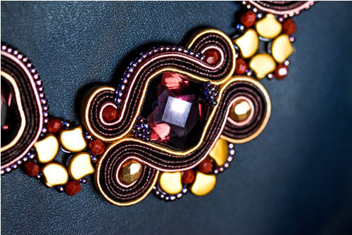 Soutache náhrdelník s kryštálmi — foto 3