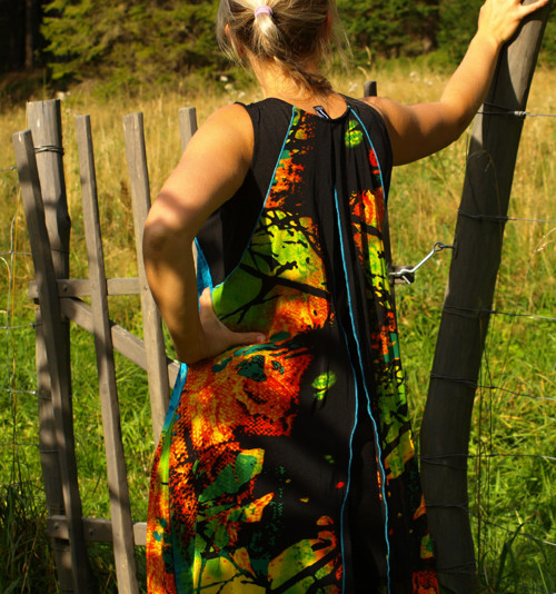 Extravagantní šaty — foto 5