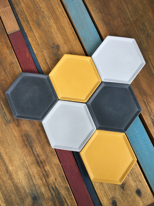 Betonový tácek hexagon tmavý — foto 2