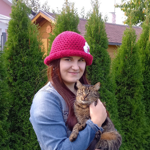 Vínový klobouček s kytičkou — foto 2