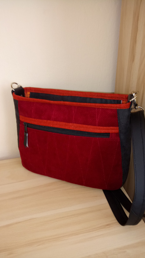 Crossbody - vínová s černou — foto 2