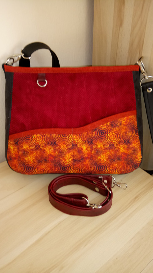 Crossbody - vínová s černou — foto 3