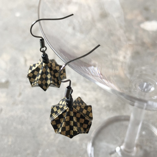 Kostkované origami náušnice — foto 3