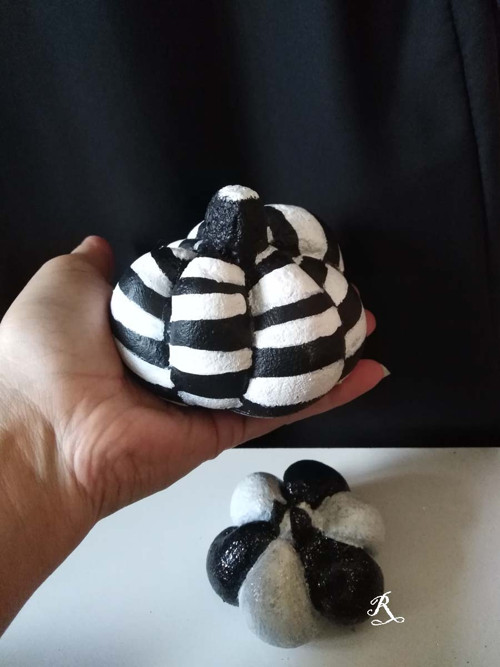 Dvě černo-bílé dýně — foto 2