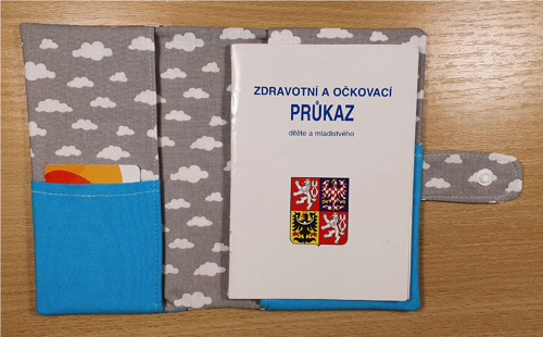 Obal na očk. průkaz mráčky, modrý - broučci — foto 3