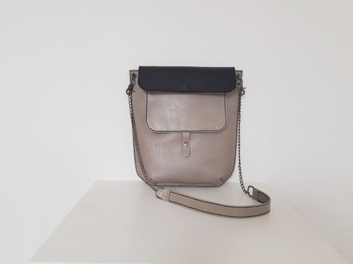 Šedočerná kožená crossbody kabelka — foto 2