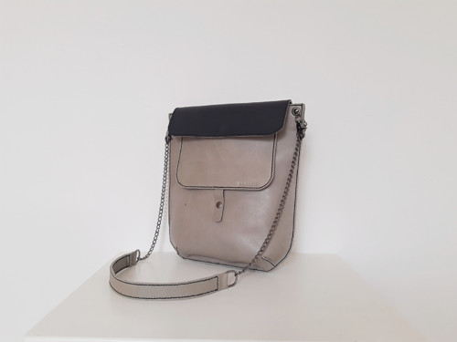 Šedočerná kožená crossbody kabelka — foto 3