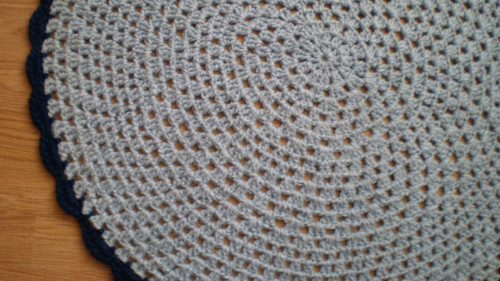 Háčkovaný modrý kobereček průměr 80 cm — foto 3