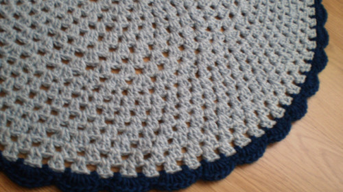 Háčkovaný modrý kobereček průměr 80 cm — foto 5