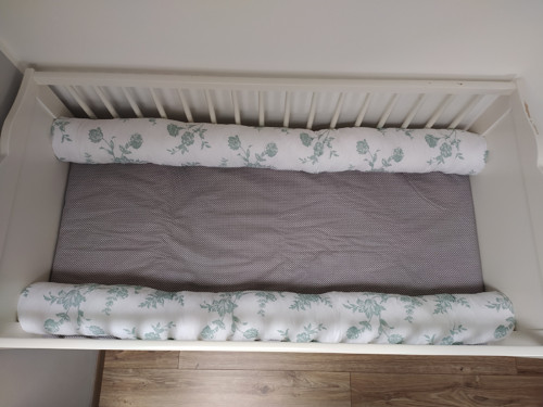 Dva mantinely ŽÍŽALY do dětské postýlky — foto 5