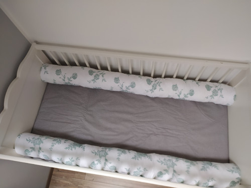 Dva mantinely ŽÍŽALY do dětské postýlky — foto 2