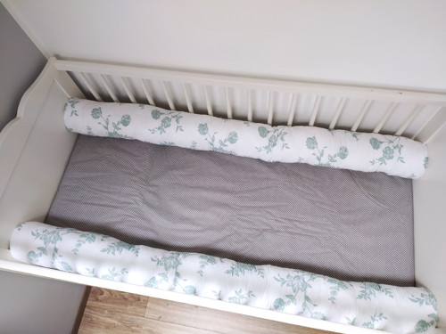 Dva mantinely ŽÍŽALY do dětské postýlky — foto 3