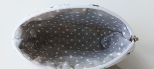 Kosmetická taštička - bílá s růžičkami — foto 3