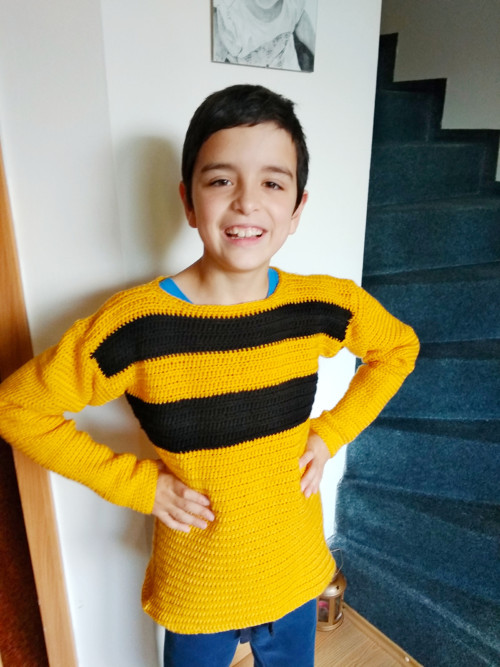 Žlutočerný dětský svetr — foto 2