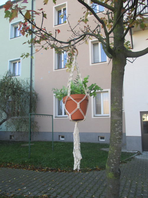 Závěsný květináč macramé — foto 2