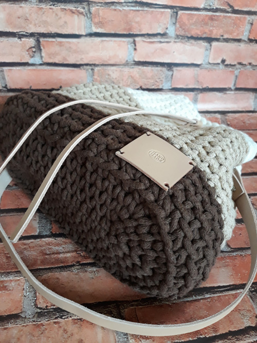 Háčkovaná stahovací kabelka béžovohnědá — foto 5