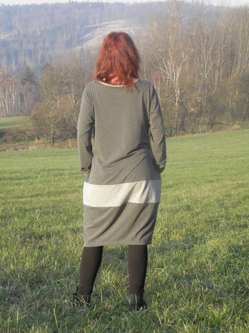 Loosely šaty ... v šedivém tónu — foto 5