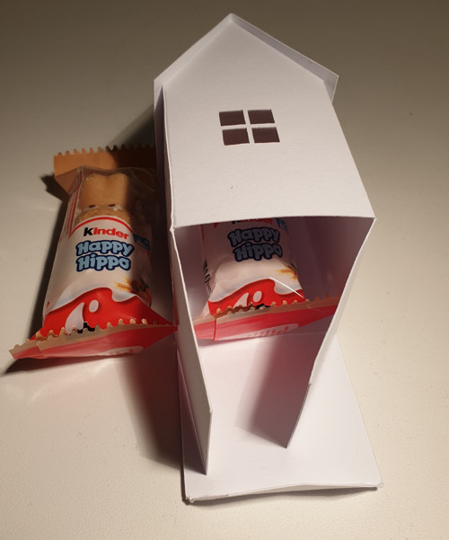 Papírový domeček s vyřezanými okénky — foto 3