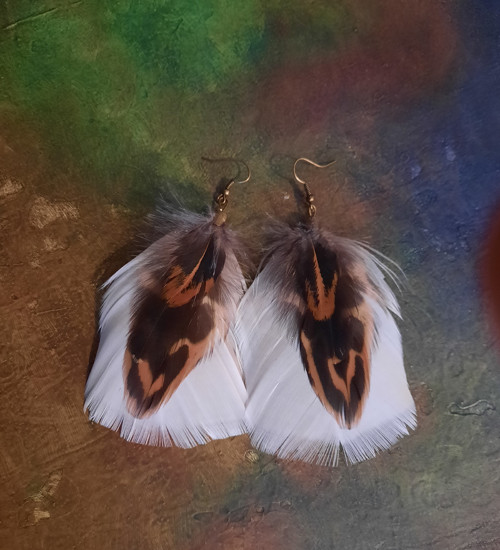 Peříčkové hnědo-bílé naušnice — foto 3
